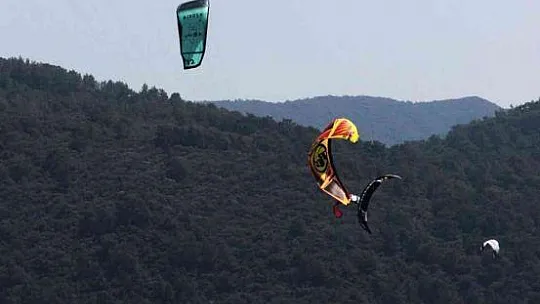 Rüzgarlı havayı fırsat bilen sörfçüler görsel şölen oluşturdu