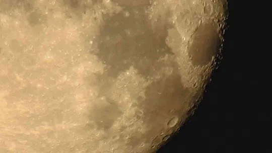 Sabah ezanı ile birleşen dolunay görüntüleri, izleyenleri hayran bırakıyor