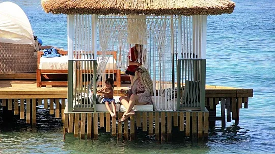 Saçları bozulmasın diye denize girmedi