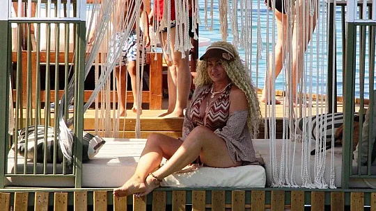 Saçları bozulmasın diye denize girmedi