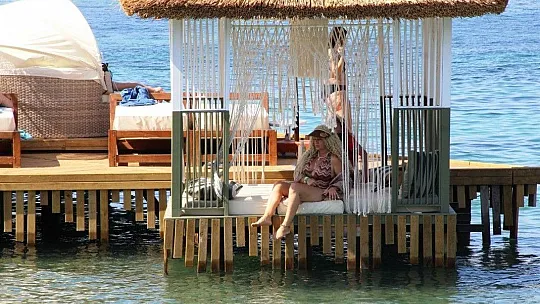 Saçları bozulmasın diye denize girmedi