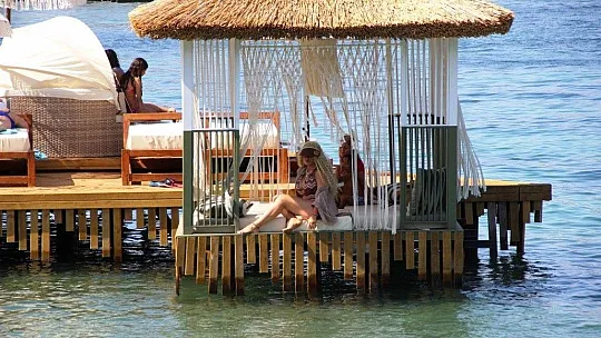 Saçları bozulmasın diye denize girmedi