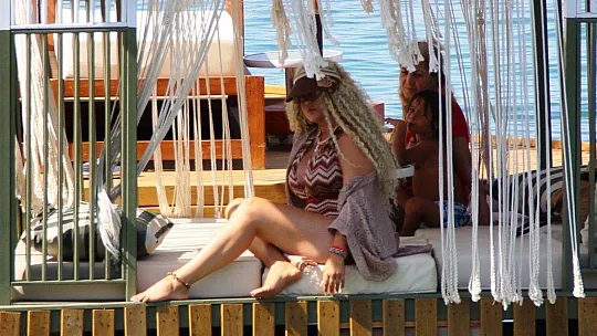 Saçları bozulmasın diye denize girmedi