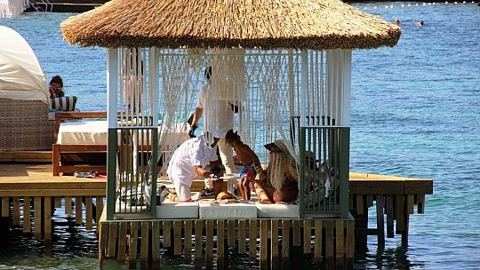 Saçları bozulmasın diye denize girmedi