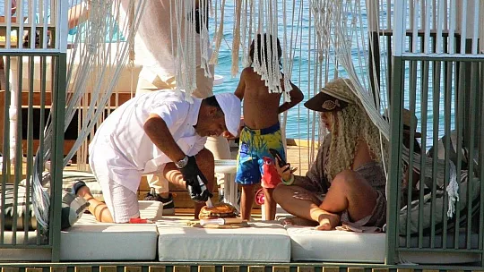 Saçları bozulmasın diye denize girmedi