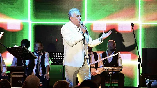 Safiye-Faik ikilisi Bodrum'da tatilcileri coşturdu