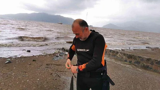 Sağanak yağışa aldırmadan denizde sörf yaptı