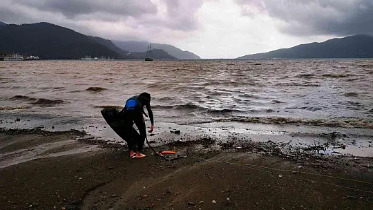 Sağanak yağışa aldırmadan denizde sörf yaptı