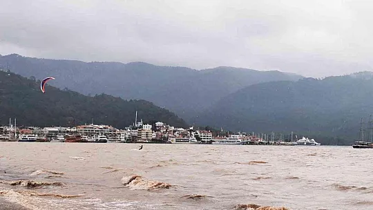 Sağanak yağışa aldırmadan denizde sörf yaptı