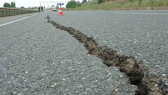 Sağanak Yağışın Etkisi İle Yol Çöktü