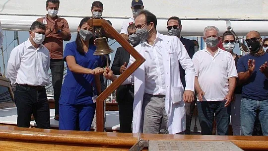 Sağlık çalışanları için denizin ortasına dev kalp çizdiler