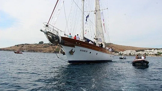Sağlık çalışanları için denizin ortasına dev kalp çizdiler