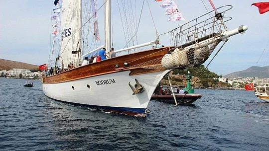 Sağlık çalışanları için denizin ortasına dev kalp çizdiler