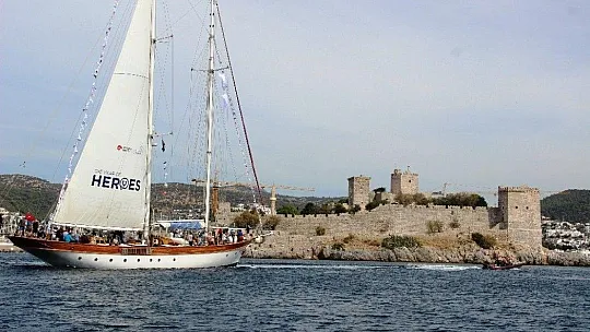 Sağlık çalışanları için denizin ortasına dev kalp çizdiler