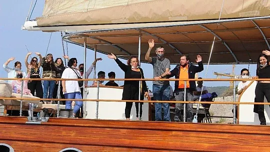 Sağlık çalışanları için denizin ortasına dev kalp çizdiler
