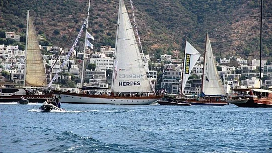 Sağlık çalışanları için denizin ortasına dev kalp çizdiler