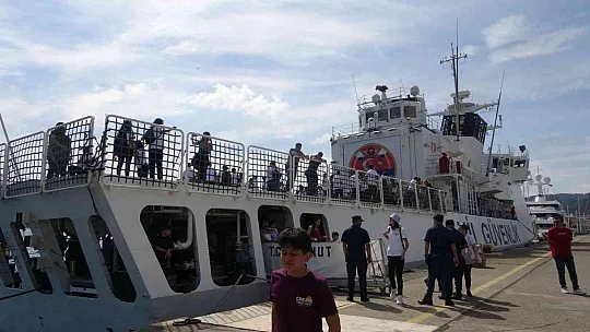 Sahil Güvenlik gemisi 19 Mayıs'ta gençleri ağırladı