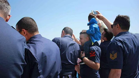Sahil Güvenlik gemisi 19 Mayıs'ta gençleri ağırladı
