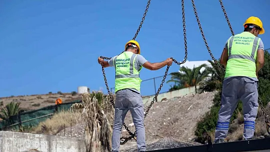 Sahildeki 22 konteyneri belediye ekipleri kaldırdı
