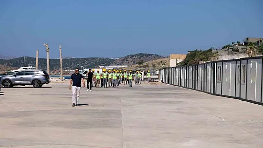 Sahildeki 22 konteyneri belediye ekipleri kaldırdı