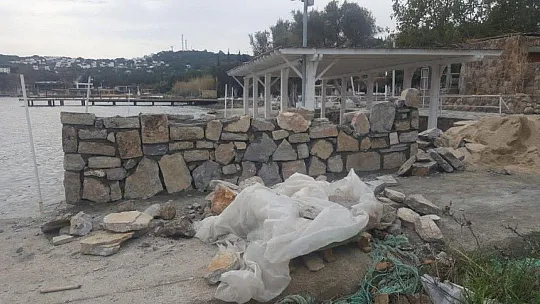 Sahile örülen 'utanç duvarı' çevrecileri ayağa kaldırdı
