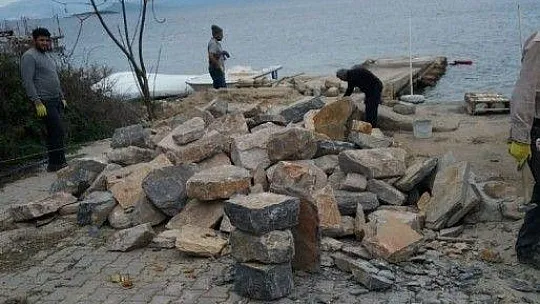 Sahile örülen 'utanç duvarı' çevrecileri ayağa kaldırdı