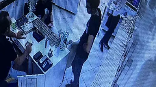 Sahte dövizleri bozdurmak için dükkan dükkan dolaştılar