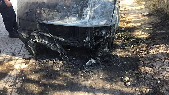 Sakallıoğlu çiftinin kızı ve damatlarının otomobili yandı