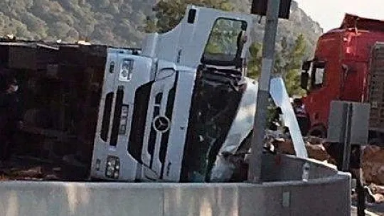 Sakar rampasında TIR devrildi