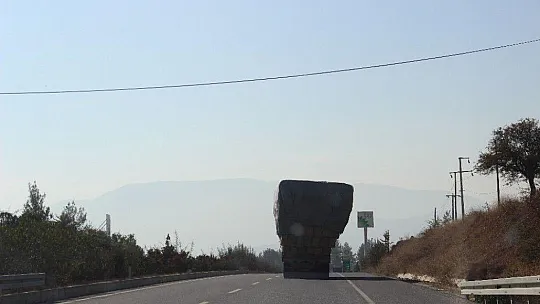 Saman yüklü kamyon adeta yola sığmadı