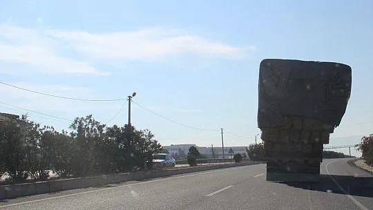 Saman yüklü kamyon adeta yola sığmadı