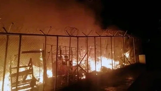 Samos'u deprem sonrası yangın vurdu