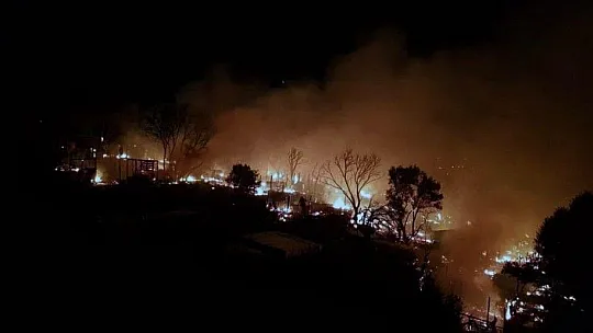 Samos'u deprem sonrası yangın vurdu