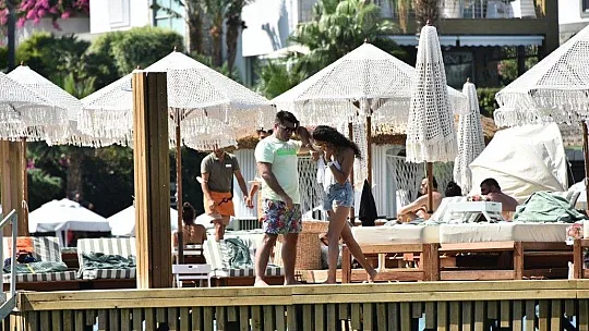 Şampiyonlar birbirlerini öpücük yağmuruna tuttu