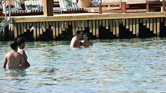 Şampiyonlar birbirlerini öpücük yağmuruna tuttu