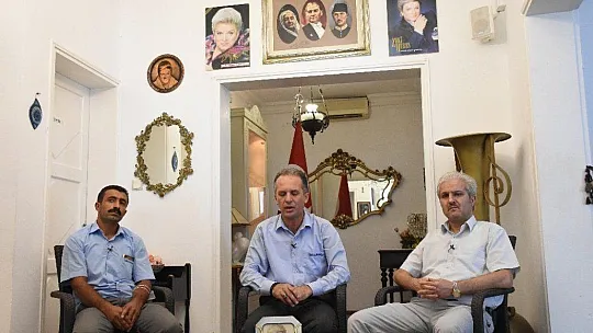 Sanat Güneşi Zeki Müren için evinde mevlit okutuldu