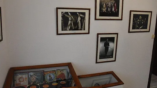 Sanat Güneşi Zeki Müren için evinde mevlit okutuldu