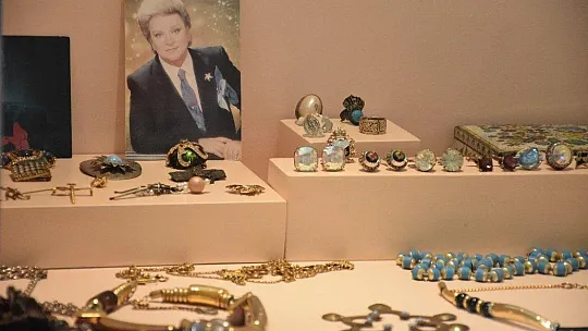 Sanat Güneşi Zeki Müren için evinde mevlit okutuldu