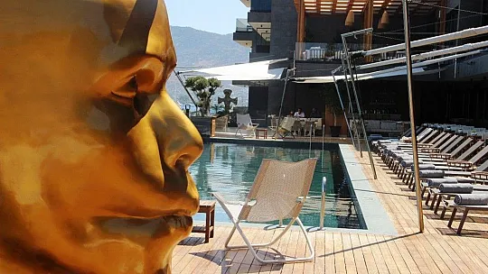 Sanatsever iş adamı otelini sanat eserleriyle süsledi, turistler hayran kaldı