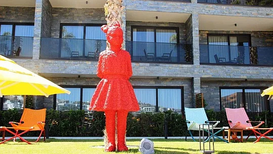 Sanatsever iş adamı otelini sanat eserleriyle süsledi, turistler hayran kaldı