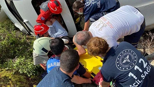 Şarampole yuvarlanan araçtan itfaiye tarafından çıkarıldı