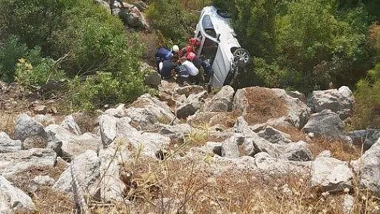 Şarampole yuvarlanan araçtan itfaiye tarafından çıkarıldı