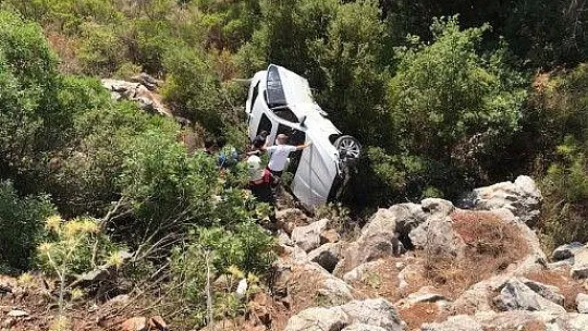 Şarampole yuvarlanan araçtan itfaiye tarafından çıkarıldı