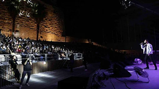 Sarı Yaz konseri Emre Kaya ile devam ediyor