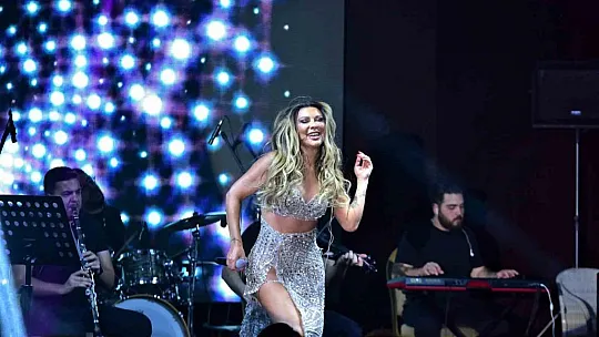 Şarkıcı Selen Görgüzel Bodrum'da sahne aldı