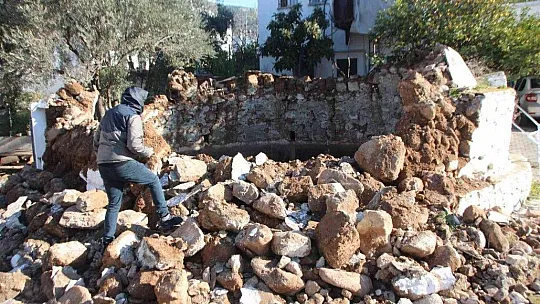 Sarnıç büyük gürültüyle yıkıldı
