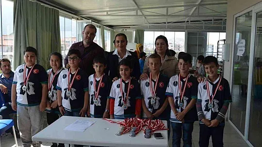 Satranç tutkusunu öğrencilere aşıladı, başarılar ard arda geldi