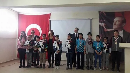 Satranç tutkusunu öğrencilere aşıladı, başarılar ard arda geldi