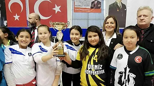 Satranç tutkusunu öğrencilere aşıladı, başarılar ard arda geldi