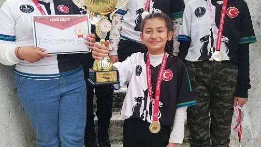 Satranç tutkusunu öğrencilere aşıladı, başarılar ard arda geldi